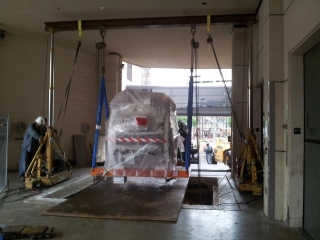 <p>Using AARC Gantry’s to lower MRI into basement at Methodist Hospital in Houston, TX.</p>